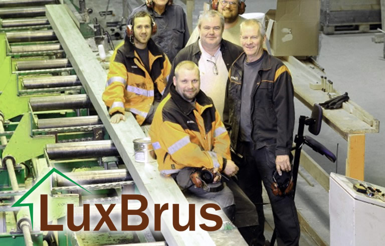 Бригада "Люкс Брус" на производстве клееного бруса